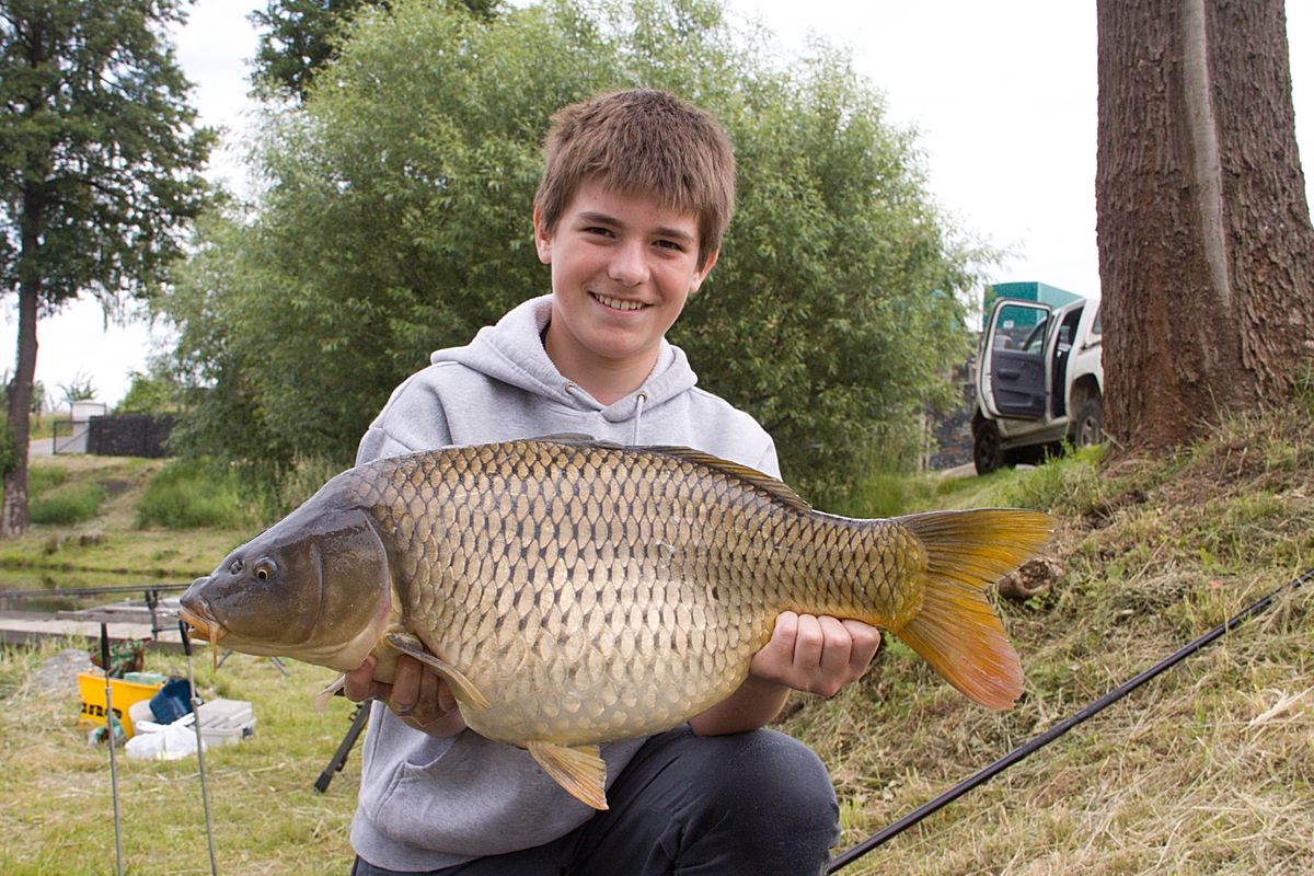 Tomáš Vrbka a vypasený kapřík z Pilského rybníka